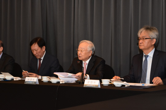 손경식(가운데) 한국경영자총협회 회장이 22일 서울 더플라자호텔에서 열린 경총 경영발전자문위원회에서 인사말을 하고 있다. <경총 제공>